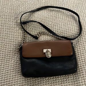 Perfect size leather over the shoulder bag with inside zipper for wallet